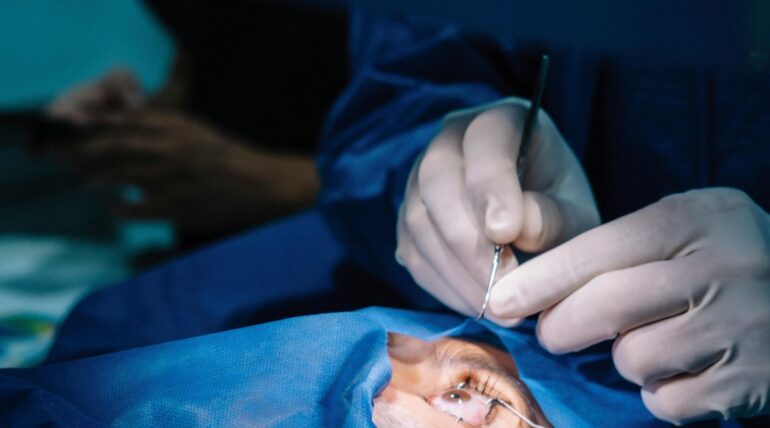 Quali sono i rischi e le complicanze più comuni della chirurgia refrattiva